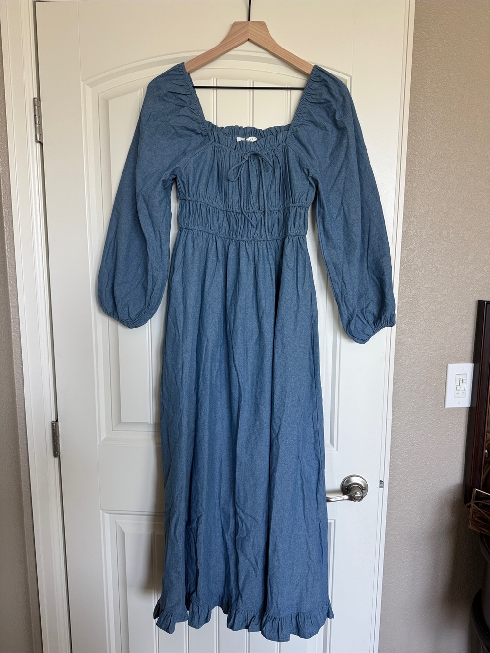Neuflora XS NWT Bellevue chambray Smocked Maxi Dress with Puff Sleeves